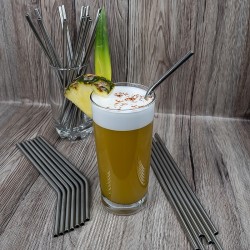 Cocktail avec une paille réutilisable en inox courbée | Pailles & Co