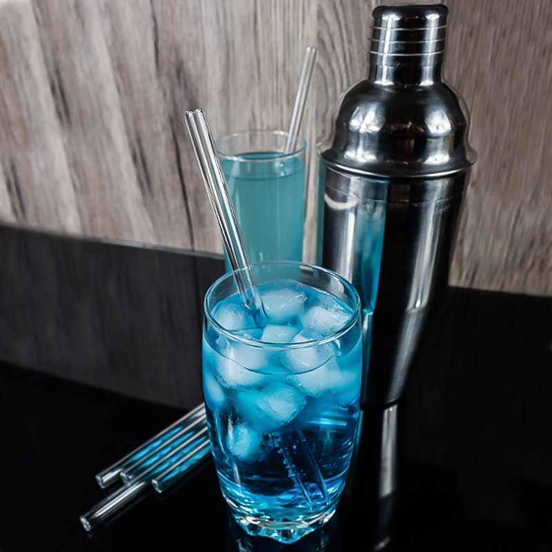 Cocktail avec une paille en verre réutilisable | Pailles & Co